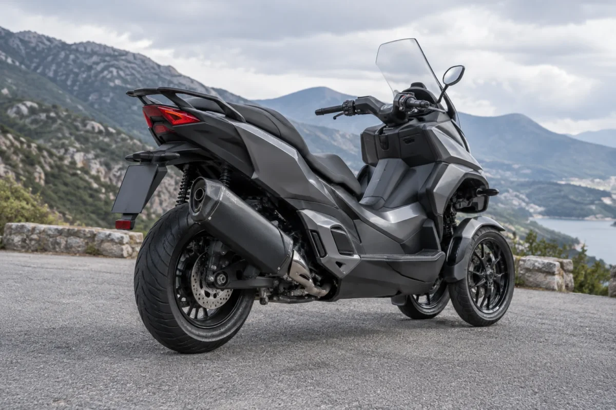 Échappement Kymco CV3 550 et 575 sur maxi-scooter trois roues